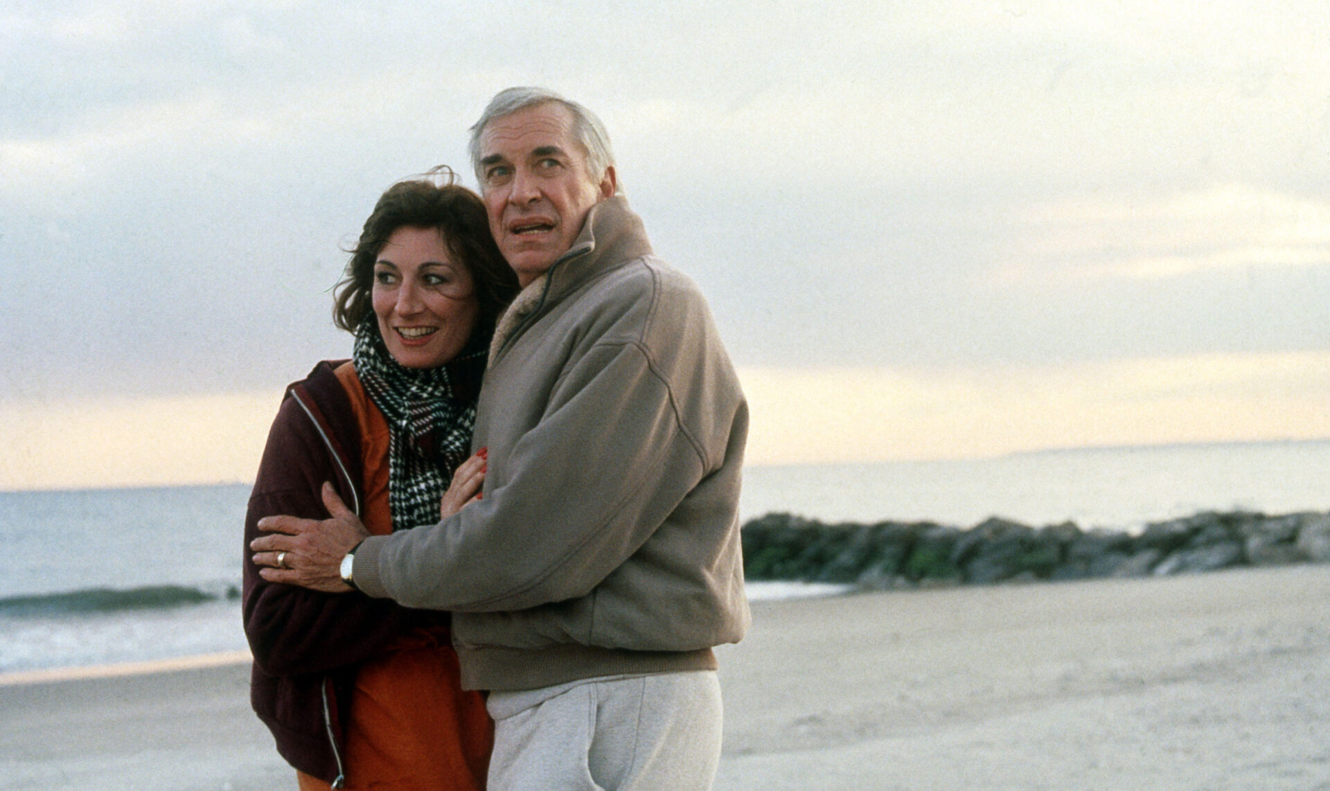 מרטין לנדאו ואנג'ליקה יוסטון, "פשעים ועבירות קלות"