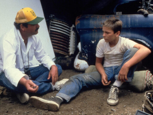 רוב ריינר וריבר פיניקס. תמונה מסט הצילומים של "אני והחבר'ה"